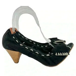 B Makowsky womens heels size 8.5 black suede tan